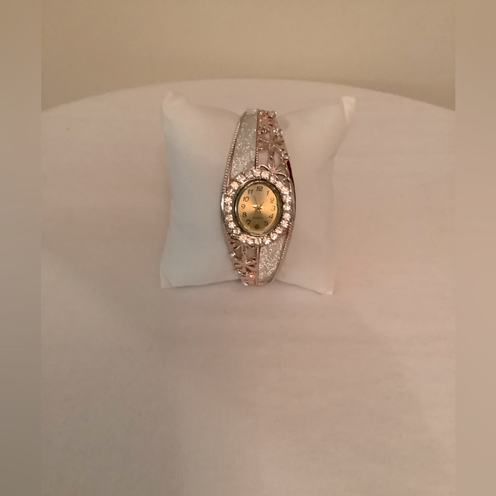 😊Fashion watch, quartz movement, rose gold and silver colored with crystals.